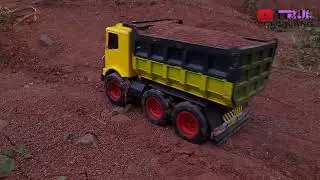 dump truk angkut pasir  ke proyek bangunan