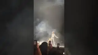 Look at Ne-Yo entrance 2023 Convert is good live music reaction 