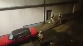 Apuntando con arma de fuego a persona que los grababa, militares Chilenos dan vergüenza