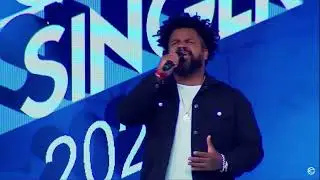 Red Pianos com cantor Flávio Rufino