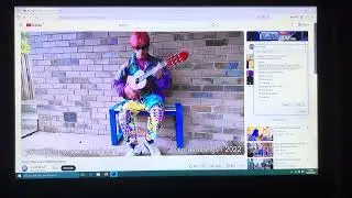 Angry musician destroys Guitar has BSOD