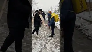 Социальный эксперимент!! Возьмут ли люди подарки?!? 🎅 #shorts