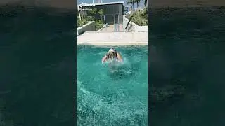 девушка хотела красиво прыгнуть в бассейн 