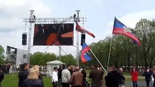 появление Линдермана с флагами 9 мая 2014 у памятника Победе в Риге