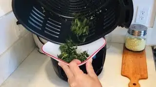 Easy Crispy Air Fryer Kale Chips | Quick snack to eat more greens 😋