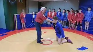 Рычаг руки из стойки с выбиванием ноги