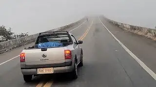 Imprudente quase pegou o motociclista de frente na neblina #shorts