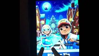 Даша играет на планшете в Subway