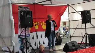 Sängerin auf dem Stadtfest in Köln Ehrenfeld