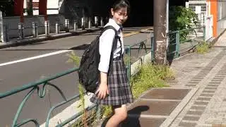 現役女子高生（18才）のスカートがフワリッ！！（マリリン・モンローか「魔女の宅急便」のキキみたい）