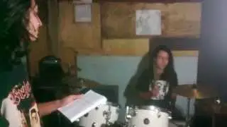 nao tinha instrumento nem microfone, mas tinha um vinho e uma batera! AE9AEA98YEA89YE87AYE98A