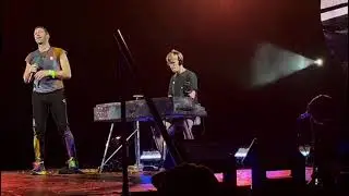 Chris Martin performing O Fly On with a fan at Wembley (17-08-22)