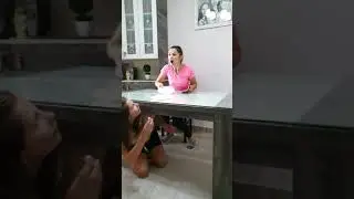 Bорует еду у своей матери 