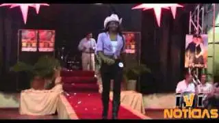 Primeira parte do desfile da rainha do rodeio de Angélica