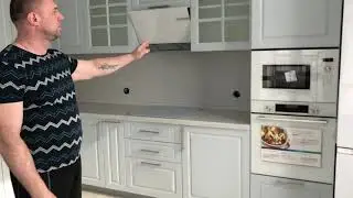 Кухонный гарнитур светло-серый.