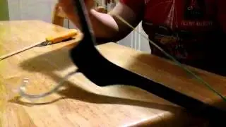 Лук из вешалки