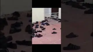 Танцующая обувь в мечети.