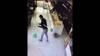 Adam elindeki süpürgeyi arıyor