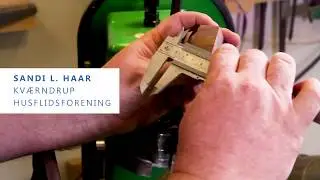 Hullet til fingeren bores. Lav en fingerring i træ, del 4