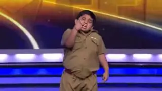 Gordinho indiano dá show dançando  em programa de talentos na Índia