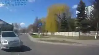 17 04 2014 ДТП на перекрестке, решил проскочить на мигающий зеленый