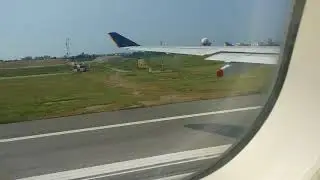 Singapore Airlines - Taking off from Taiwan Airport in Taoyuan