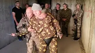 От удара ножом сбоку с переводом за руку.В.Н Крючков