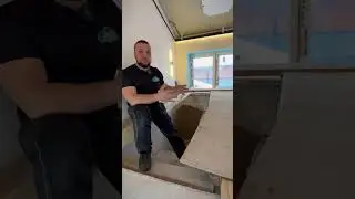 В первую очередь потолки на лестнице