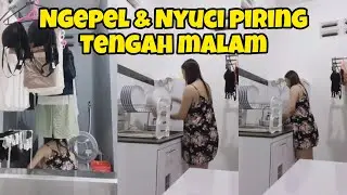 BUNDA SEDANG MENCUCI PIRING TENGAH MALAM