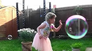 ♥ Соня лопает МЫЛЬНЫЕ ПУЗЫРИ под песню группы 