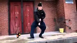 Паря выдает такие танцули, просто жесть!