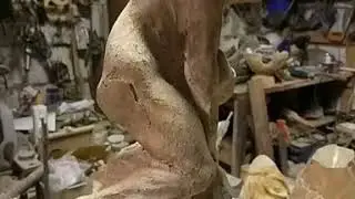 скульптура “Встающая с колен”