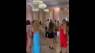 А она и не торопится