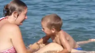 Плещемся в море с мамой