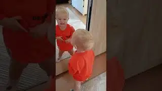 Любуется в зеркало ))
