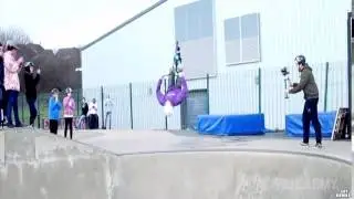Un enfant essaie de réaliser un backflip avec sa trottinette