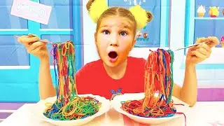 Алиса и Папа готовят цветную лапшу - Alice and Papa are preparing colored noodles