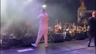 Cosculluela le limpia el sudor de la cabeza a Kendo kaponi 💪🏽 #Respect • LMM