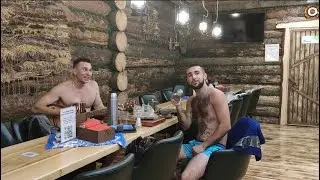 Парни в бане зажгли под гитару любимые песни