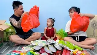 Diem and Quynh help Dad wrap Mid-Autumn gifts for poor children