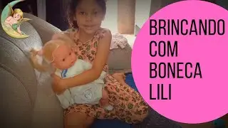 Brincando com boneca Lili.