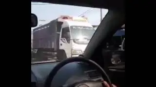 heboh petugas patwal memukul spion pengendara mobil !