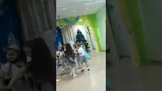 Мой внук Ярослав выступает с ребятами на утреннике в детском саду.Ярослав в 1 ряду в серой футболке.