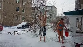 ВЛОГ! ОБЛИВАНИЕ ХОЛОДНОЙ ВОДОЙ С МАМОЙ! ВЫПАЛО МНОГО СНЕГА!  ЗАКАЛИВАНИЕ ОРГАНИЗМА ХОЛОДНОЙ ВОДОЙ.