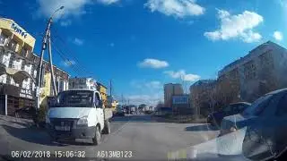 Олень на дороге! Сдает задом на перекрестке