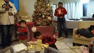 Abriendo los Regalos de Broma