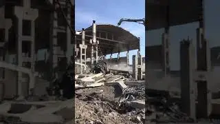 Демонтаж корпуса из сборного железобетона экскаватором разрушителем.