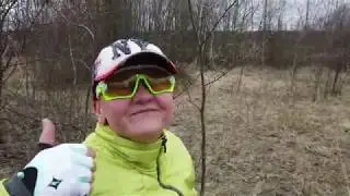 Соблюдая самоизоляцию катаемся на велосипедах по участку.