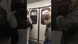 ПОЧЕМУ ГОРИТ СВЕТ В ТОННЕЛЕ МЕТРО?? #метро #метроспб #shortsvideo #shorts #поезд #railway