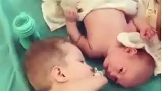 حاول إسكات أخيه رغم حالته - فيديو مؤثر جدا